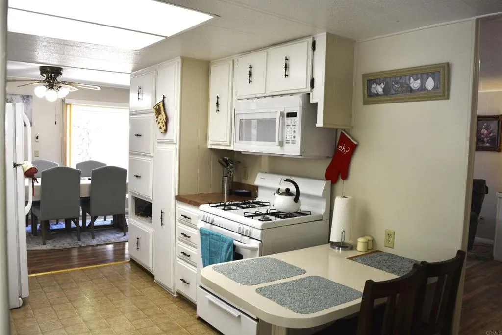 https://cdn.realtyfeed.com/cdn/127/306398724/7321e4c61acb085ba46e7d7216ab47da.webp