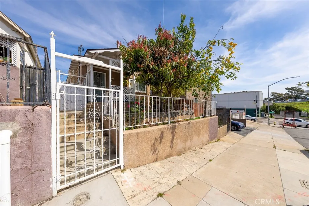https://cdn.realtyfeed.com/cdn/127/306399735/04b499420c01406348d335713074e099.webp