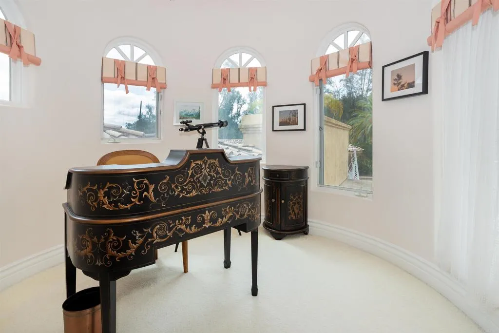 https://cdn.realtyfeed.com/cdn/127/306402636/5d0e63ebd877ad38034db3138c8b91a5.webp