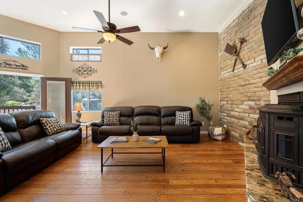 https://cdn.realtyfeed.com/cdn/127/306408099/4dd7a14c3ed615801178f8f028670d65.webp