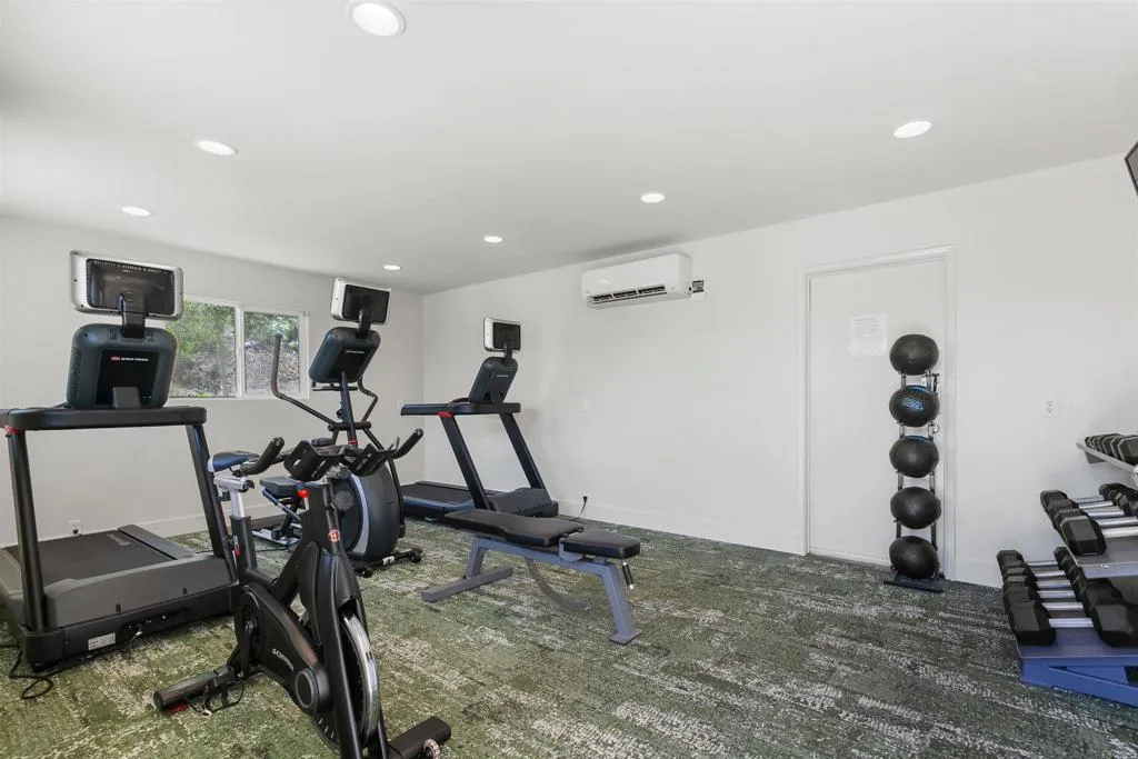 https://cdn.realtyfeed.com/cdn/127/306408552/85cc0d5a6d7a40f9d7328c13e273a917.webp