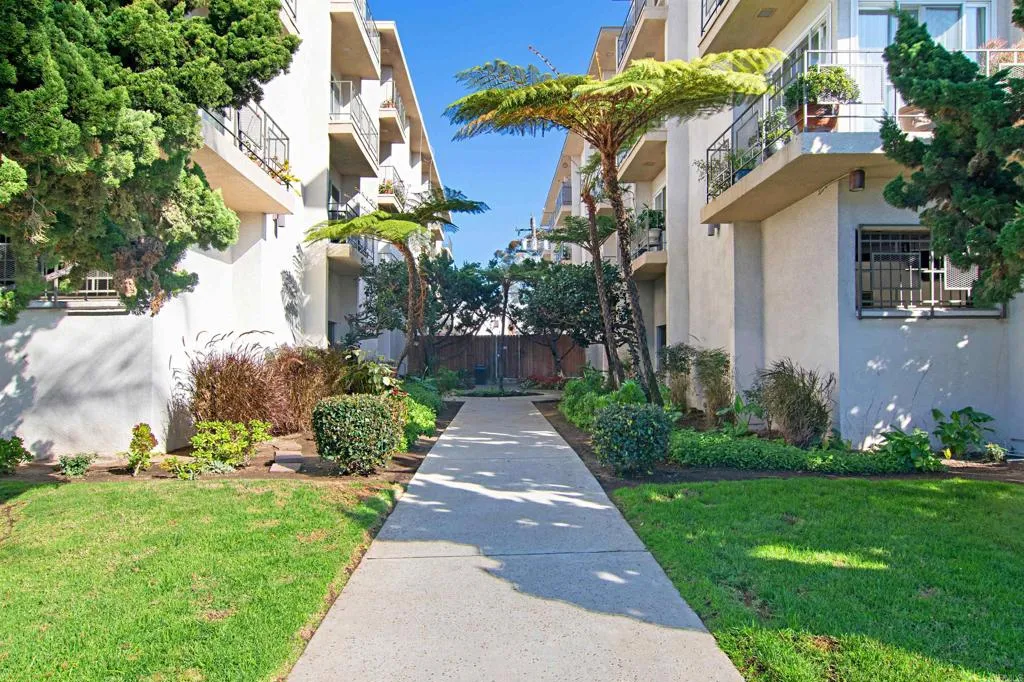https://cdn.realtyfeed.com/cdn/127/306410458/0549adb39786a13089b0bd9d1b19d2a2.webp