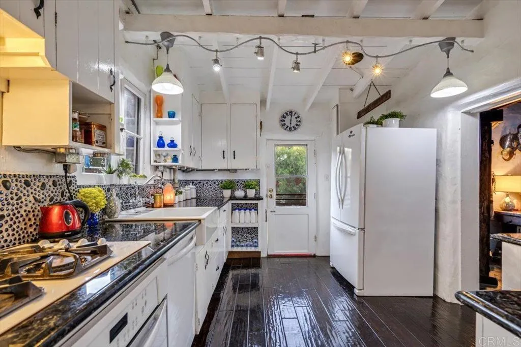 https://cdn.realtyfeed.com/cdn/127/306412079/e5a7ee03b0f6d56625b142d7c183a859.webp