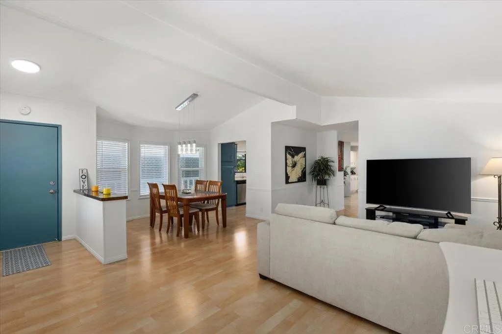 https://cdn.realtyfeed.com/cdn/127/306412546/8c4a4729ce4d3195a1c9b4761d8505b2.webp