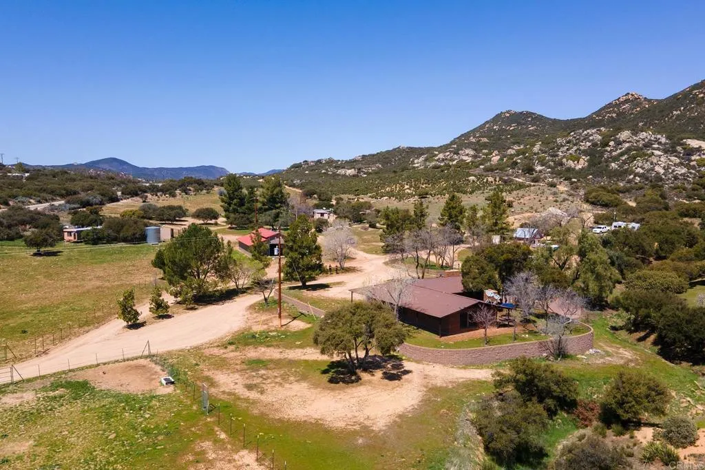 https://cdn.realtyfeed.com/cdn/127/306413815/89ceefa6d0f1d9d4ff6d3cb9bb3d86ba.webp