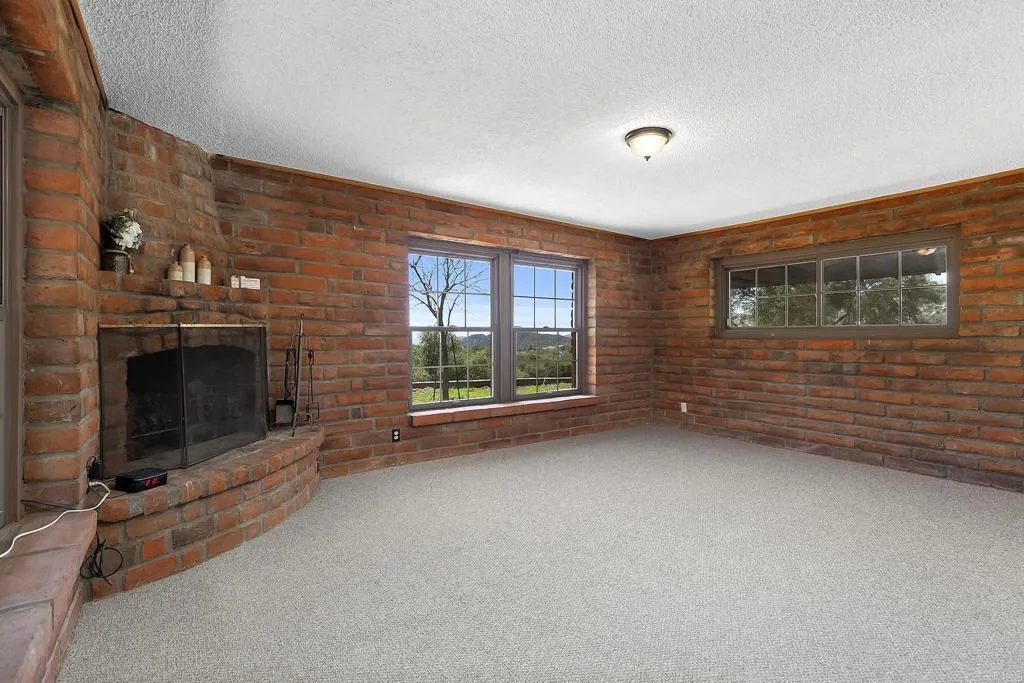https://cdn.realtyfeed.com/cdn/127/306413815/a8fd293be65bd338af03c8577162ff74.webp