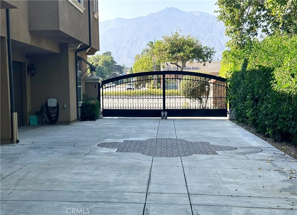 726 W Huntington Drive B