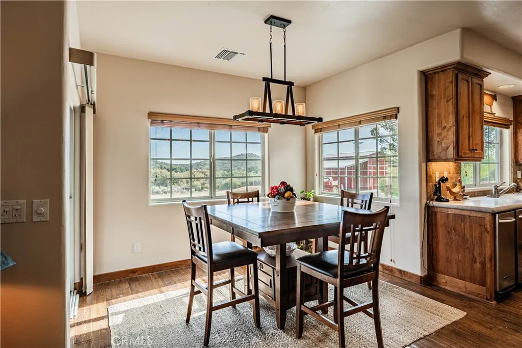 https://cdn.realtyfeed.com/cdn/127/306415863/c9d5406dc4576f3285b3de6eb86d05e4.webp