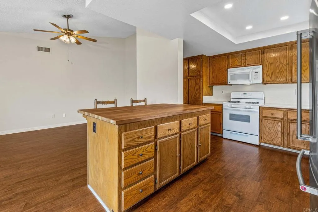 https://cdn.realtyfeed.com/cdn/127/306417202/c7f886c65f54452681255f8c25f026ce.webp