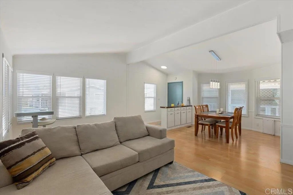 https://cdn.realtyfeed.com/cdn/127/306417955/38c49a313bfc4d7a56f0fe5e42e1634c.webp