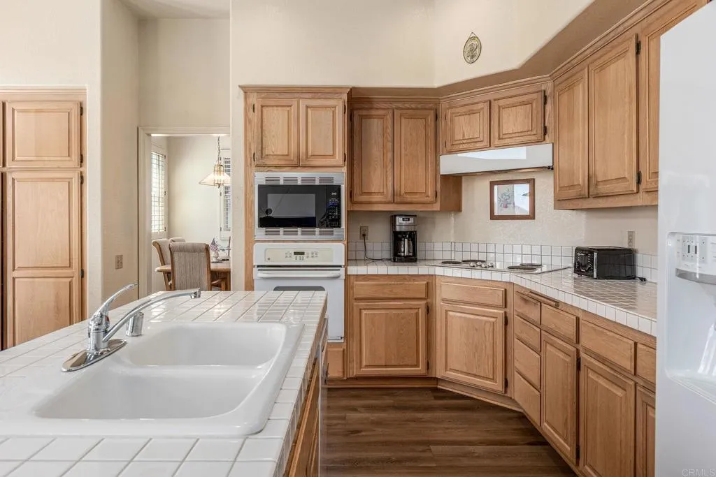 https://cdn.realtyfeed.com/cdn/127/306421109/f817b7a18db702cc304c50ed830c549c.webp