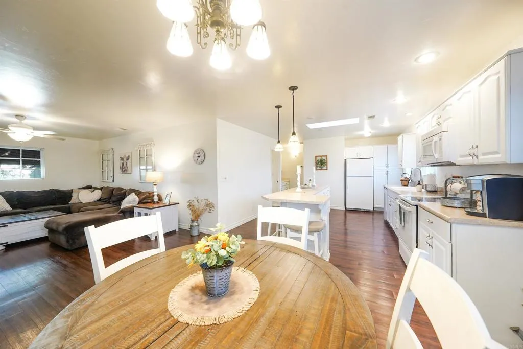 https://cdn.realtyfeed.com/cdn/127/306421256/349df35817f931d3e5c36067049e1e37.webp