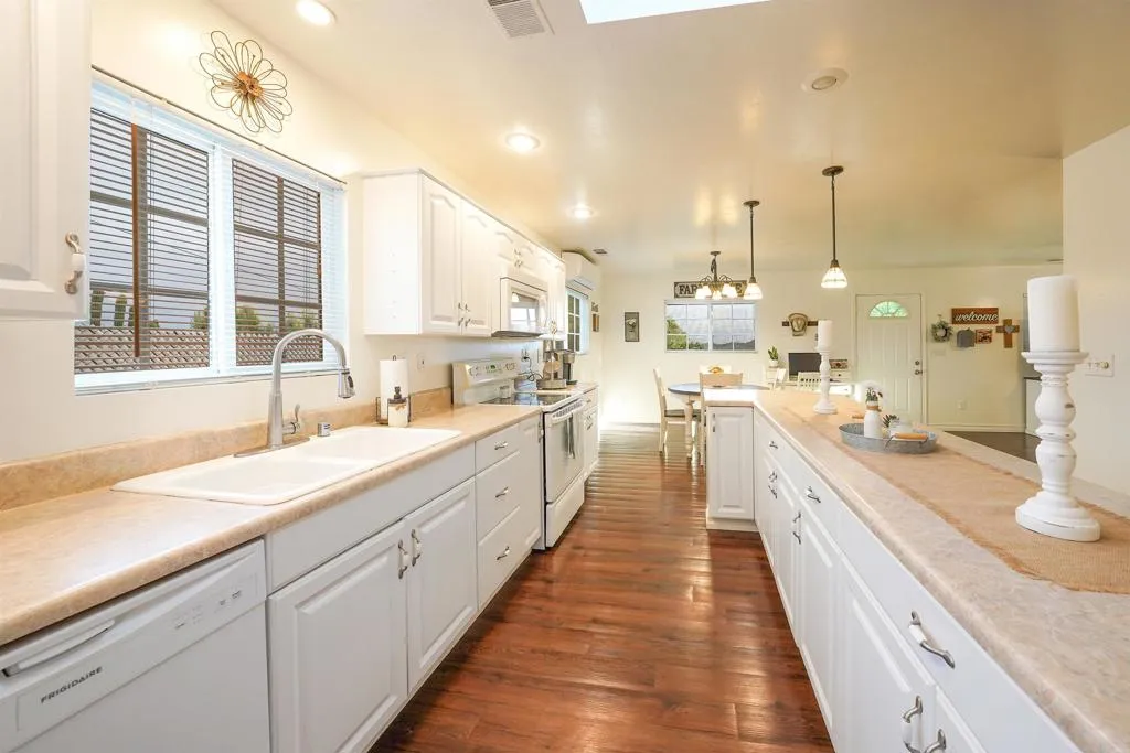 https://cdn.realtyfeed.com/cdn/127/306421256/b121385c4164fe2d6cfb27a08b0895ff.webp