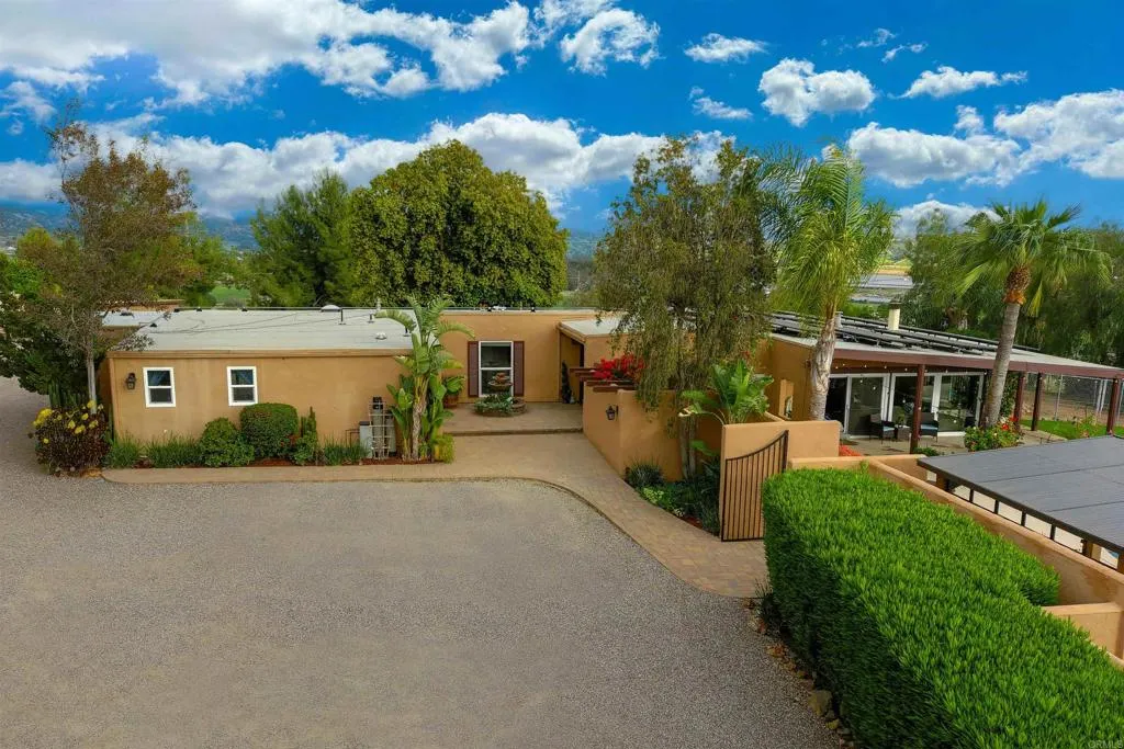 https://cdn.realtyfeed.com/cdn/127/306421256/e6421d8c8df8114ff945bb17214df181.webp