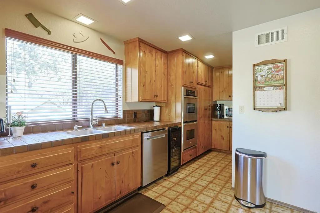 https://cdn.realtyfeed.com/cdn/127/306421883/7de766f4ee0c350195c7c05dca74de49.webp