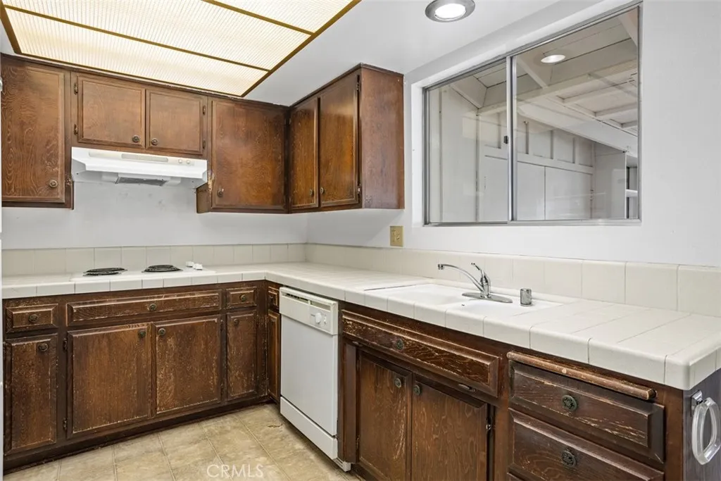 https://cdn.realtyfeed.com/cdn/127/306424052/be2837f1ce83d821291f50ac37ec1dab.webp