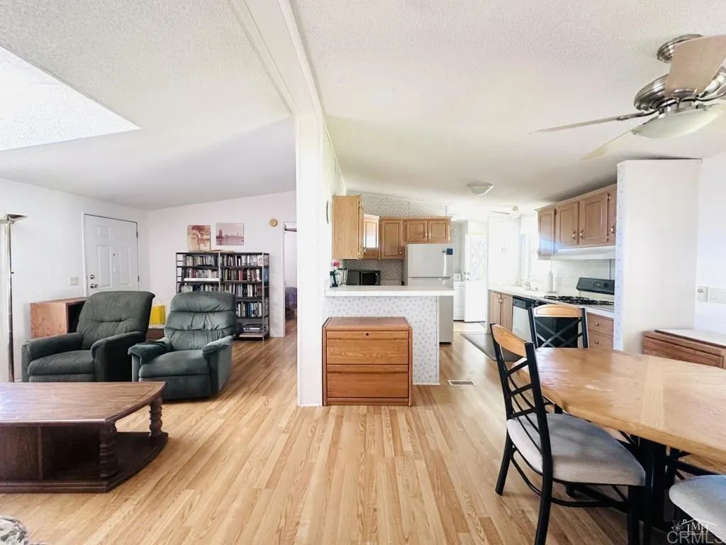 https://cdn.realtyfeed.com/cdn/127/306425260/38b314c077fb6d119fd45f14d6f90549.webp