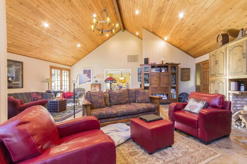 https://cdn.realtyfeed.com/cdn/127/306426109/3a77bb1dd1f93c18a2839ea65dd3437e.webp