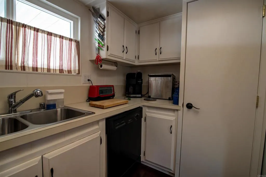 https://cdn.realtyfeed.com/cdn/127/306426557/a2aee0e75b4d64f0bd24dc81915a386a.webp