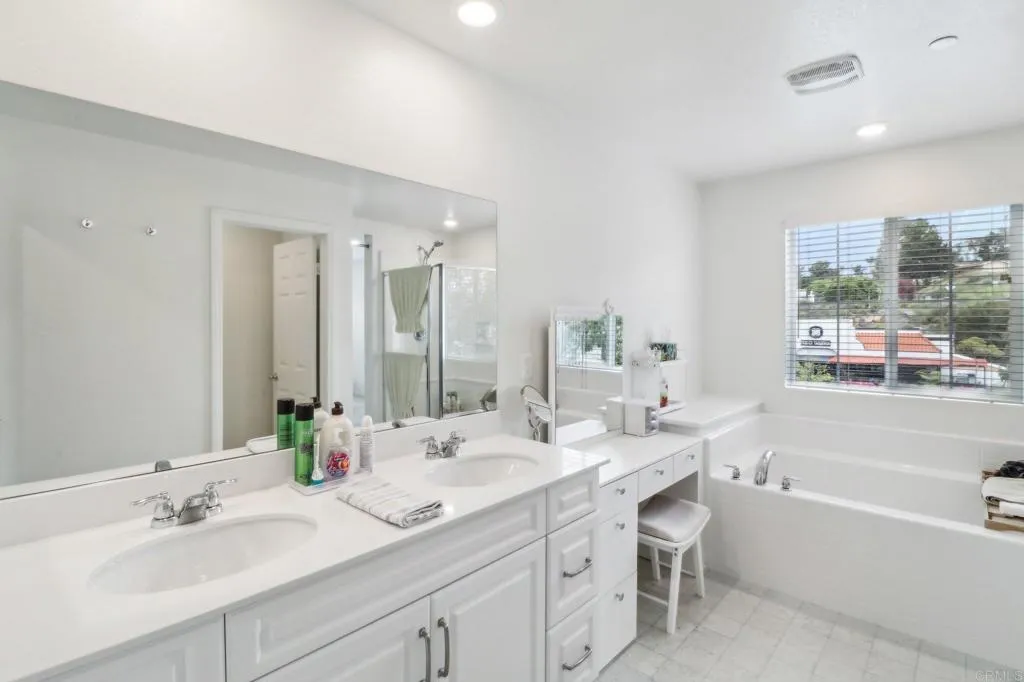 https://cdn.realtyfeed.com/cdn/127/306426922/44eb7d587a8d3bec80eed47bca105431.webp