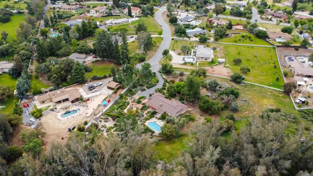 https://cdn.realtyfeed.com/cdn/127/306427579/6bde1f1764fd63731e32eb386891f458.webp