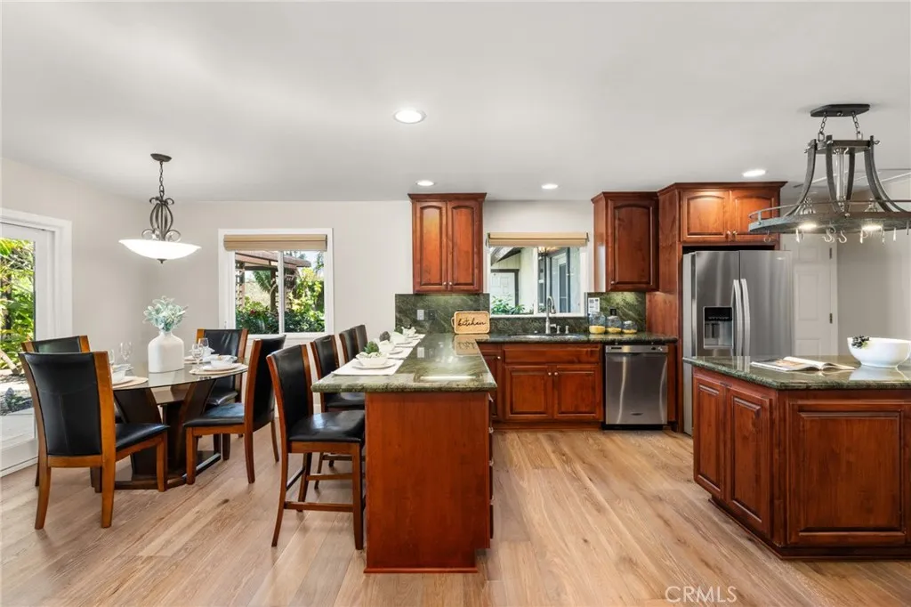 https://cdn.realtyfeed.com/cdn/127/306427584/2d97f5ec211fdebfda066095d65f1030.webp