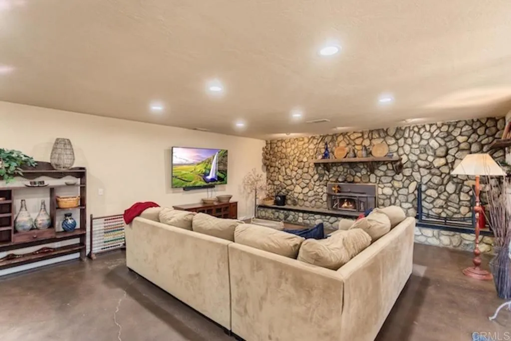 https://cdn.realtyfeed.com/cdn/127/306428169/ab75bf0000a70ec6bad37353bcd8ed39.webp