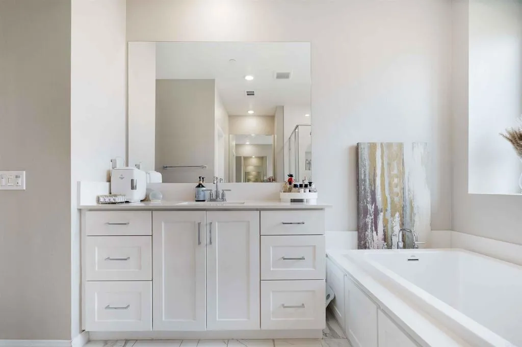 https://cdn.realtyfeed.com/cdn/127/306429313/17baae16719f03e52bcab7bb9e9d5b6c.webp