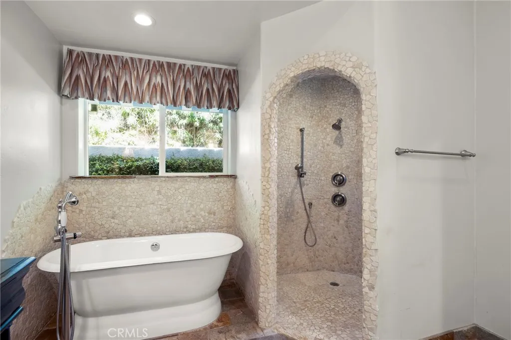 https://cdn.realtyfeed.com/cdn/127/306429592/79cae7643ea063e2a951a5378321397b.webp