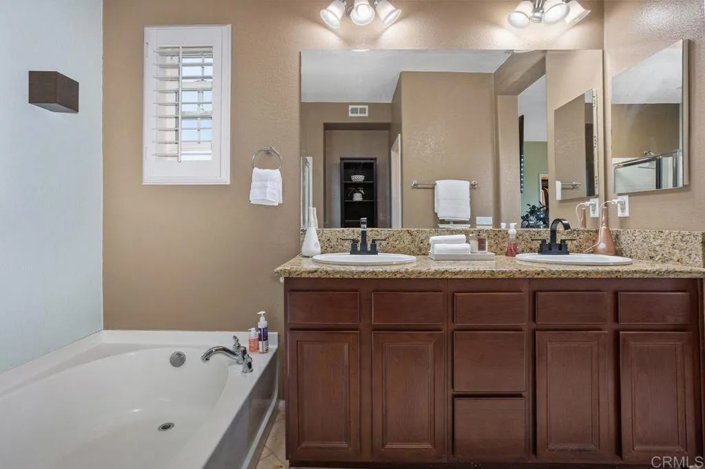 https://cdn.realtyfeed.com/cdn/127/306429617/b9155abe6a7d840d411c9209fb7168d9.webp
