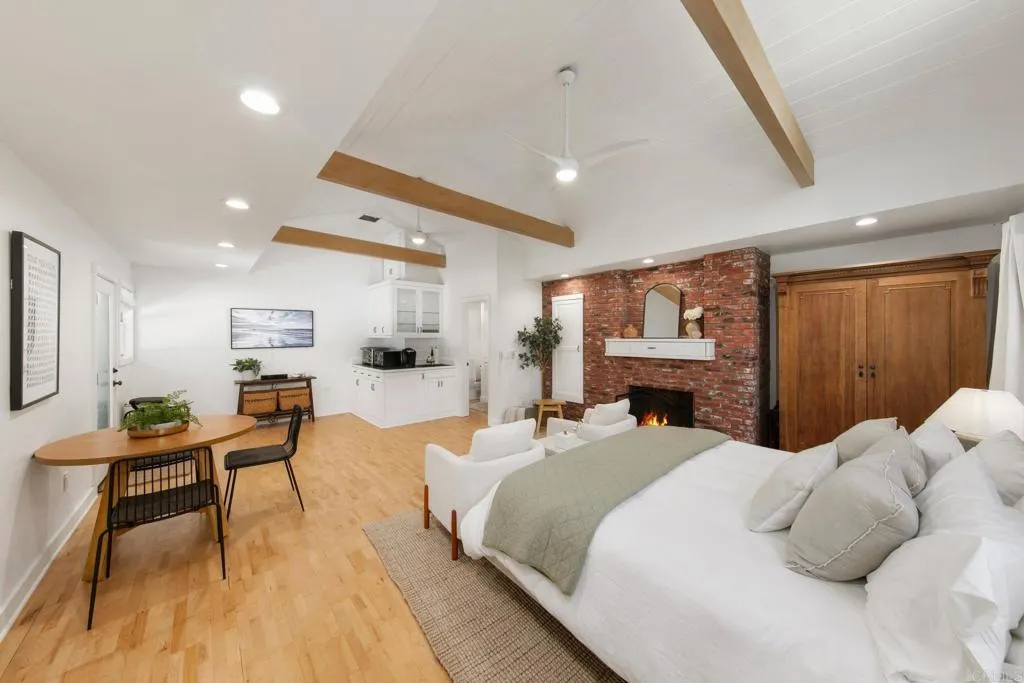 https://cdn.realtyfeed.com/cdn/127/306431927/99cbd839ee6956cba79080dbd03242f2.webp