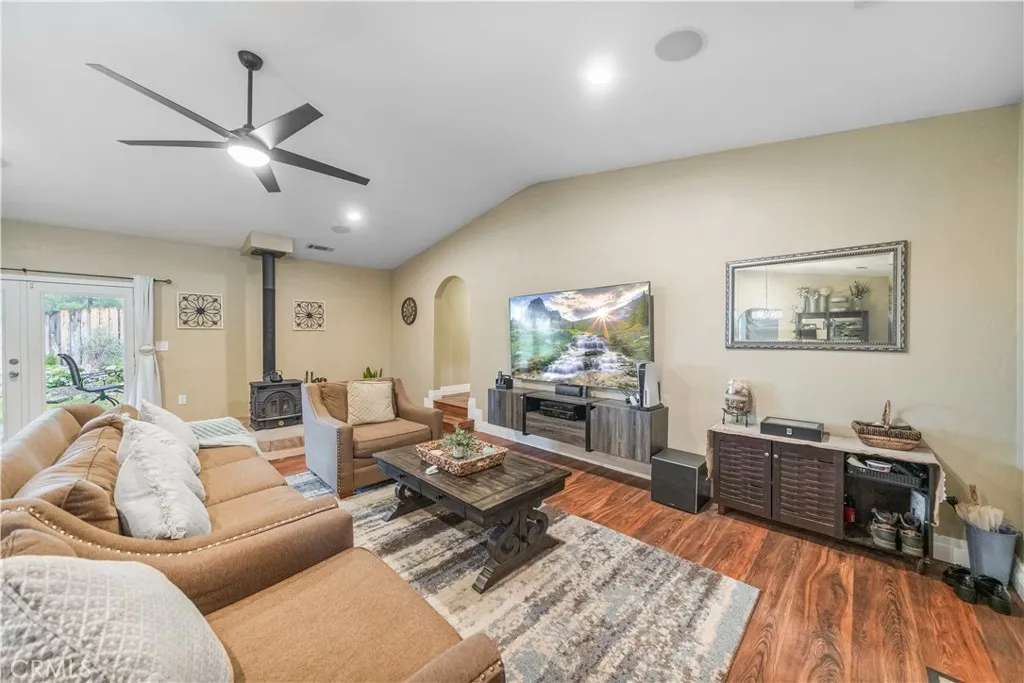 https://cdn.realtyfeed.com/cdn/127/306432557/64cb1ff4e1859717157f81b03759d229.webp