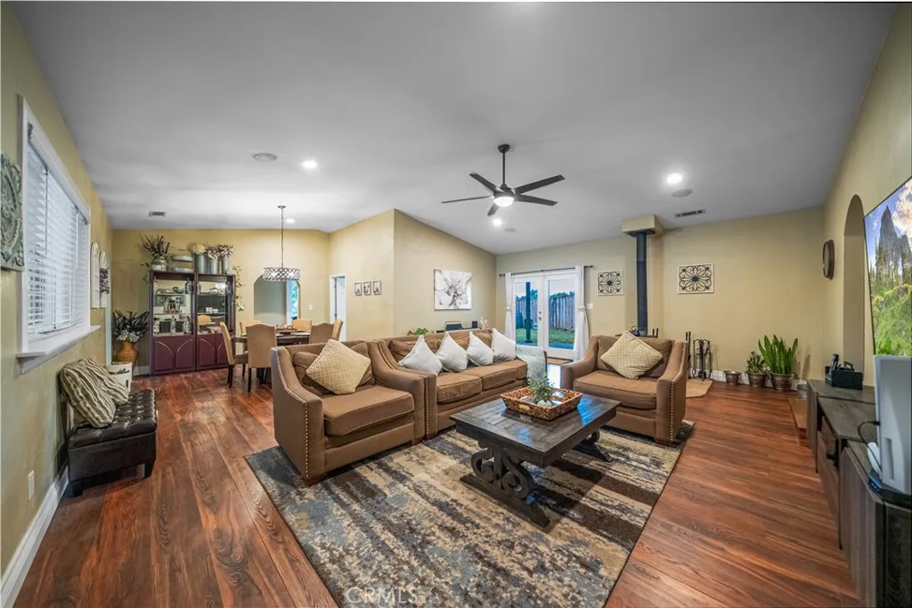 https://cdn.realtyfeed.com/cdn/127/306432557/6cd2d16e7bab3fd3a680c90f74054f44.webp