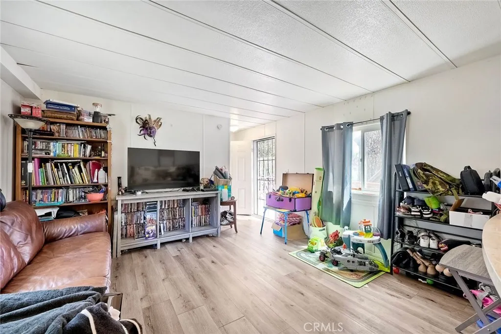 https://cdn.realtyfeed.com/cdn/127/306433802/97c4b756eac544c48373a8cab1caefd5.webp