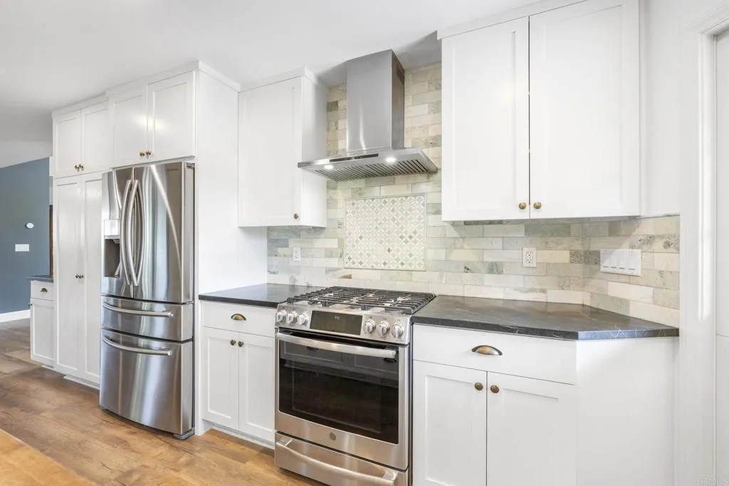 https://cdn.realtyfeed.com/cdn/127/306435566/a77916f180fb67a7b1db0450a406a157.webp