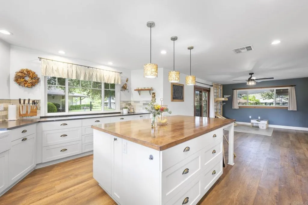 https://cdn.realtyfeed.com/cdn/127/306435566/a906c365edc7b7b18af0a7c48c1148c3.webp