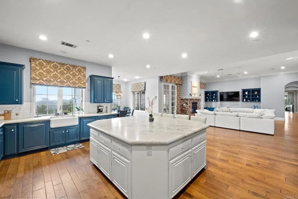 https://cdn.realtyfeed.com/cdn/127/306435774/cb13488b47c2142dc72fbe0544bbd39f.webp