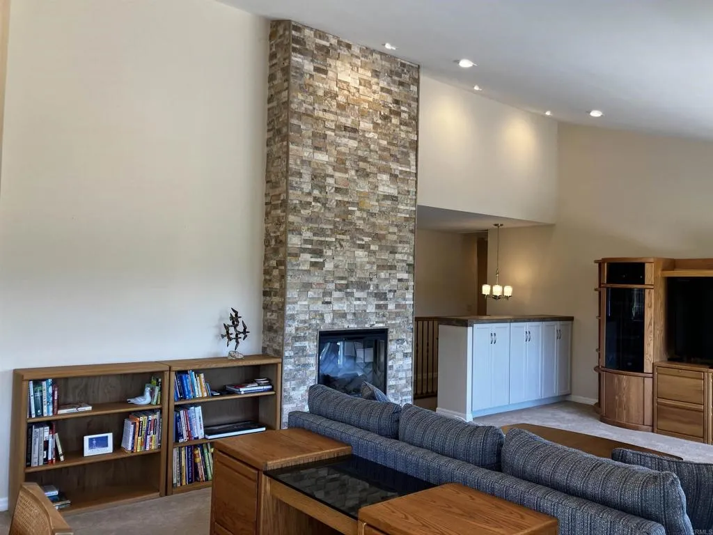 https://cdn.realtyfeed.com/cdn/127/306436488/2e66e833de72c8b3aa5238187c330d55.webp