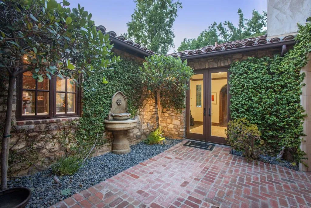 https://cdn.realtyfeed.com/cdn/127/306437199/2f7b8a0f687cb8b3e2f16891abc872d5.webp