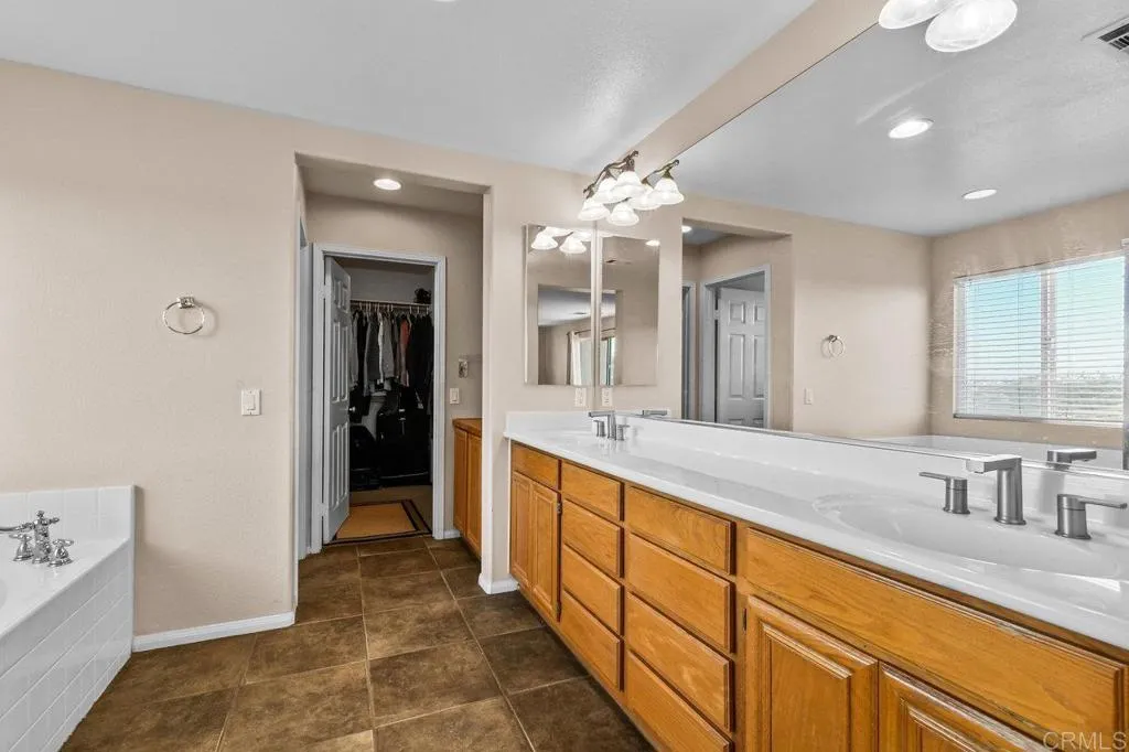https://cdn.realtyfeed.com/cdn/127/306437371/a4b2db39374499cf00f0d91c49258296.webp