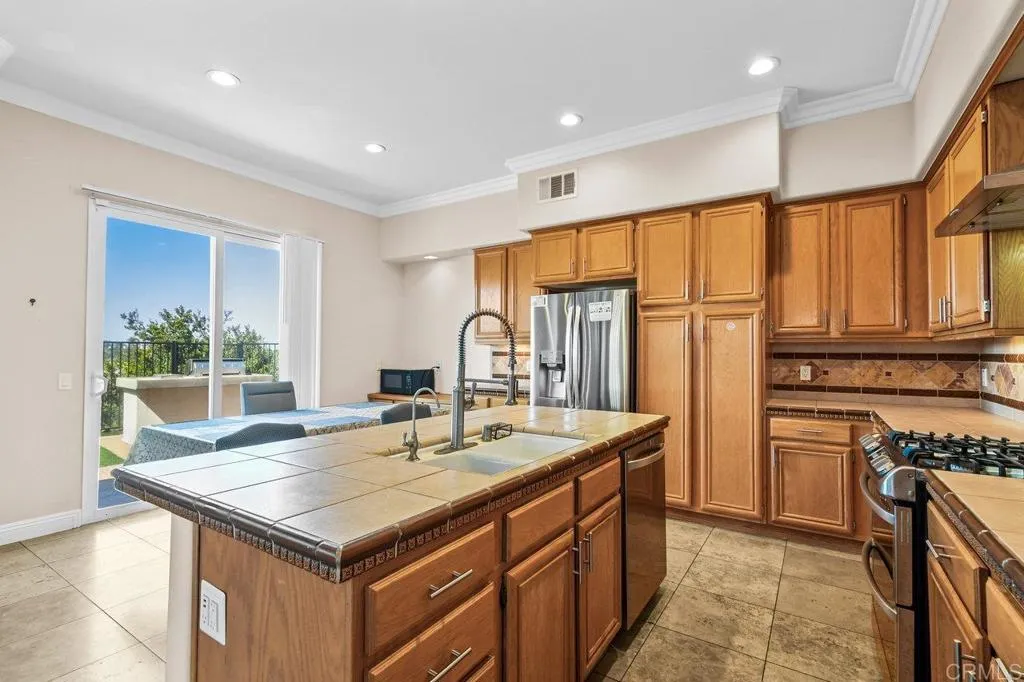 https://cdn.realtyfeed.com/cdn/127/306437371/e9c349fae7db3d206a49e60202af2709.webp
