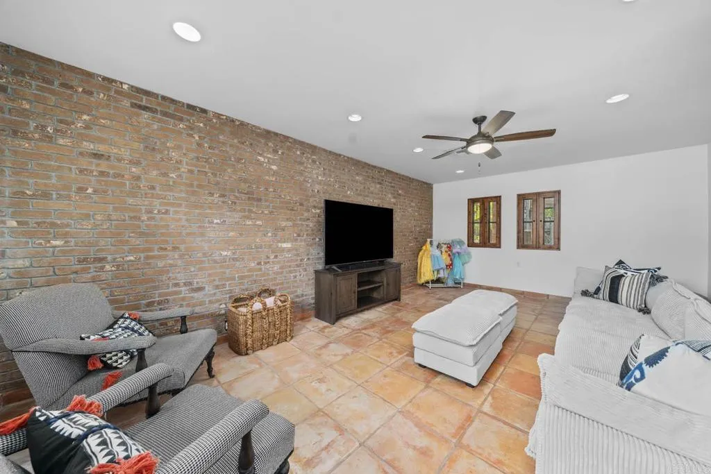 https://cdn.realtyfeed.com/cdn/127/306438038/84b21b33c03571a816c021f0ca80f5df.webp