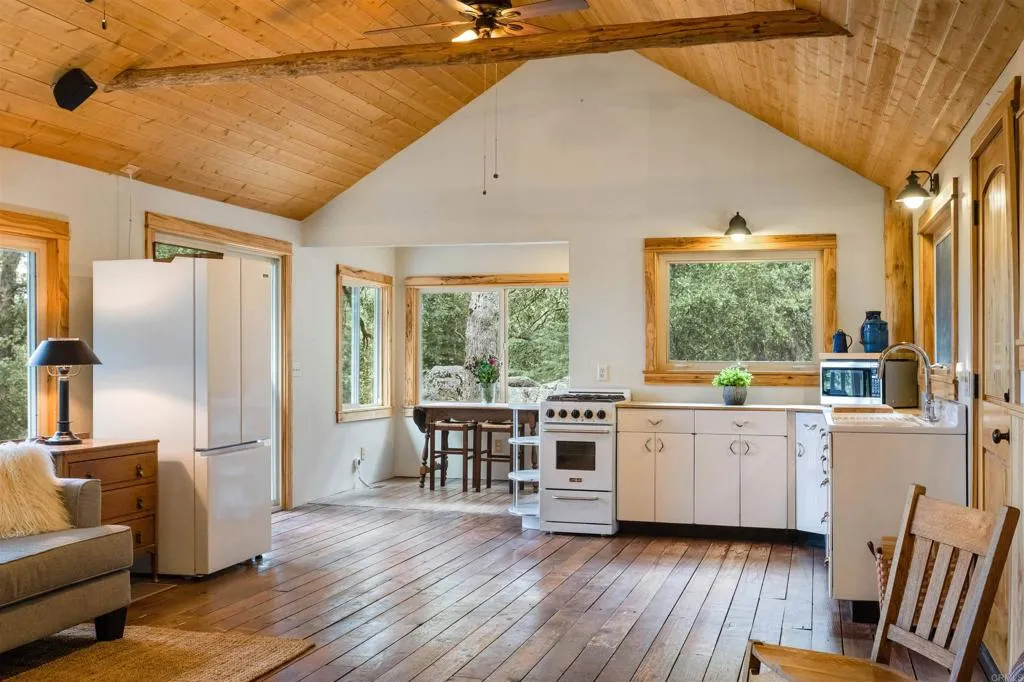 https://cdn.realtyfeed.com/cdn/127/306438518/97ab1ed29565531378e0976253df0d47.webp