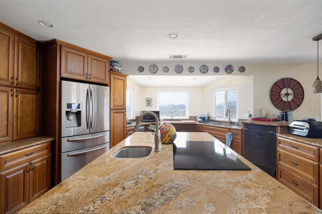 https://cdn.realtyfeed.com/cdn/127/306438683/abb01c80420e1696bf1eff2102c6210f.webp