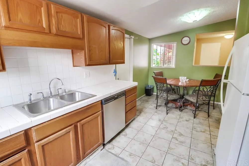 https://cdn.realtyfeed.com/cdn/127/306439379/33be64b608cb8f107d741fdacdd0c278.webp