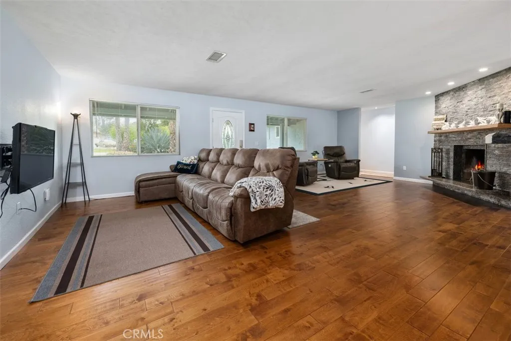 https://cdn.realtyfeed.com/cdn/127/306440508/93e2953b5a178753ee03e8581da18d9e.webp