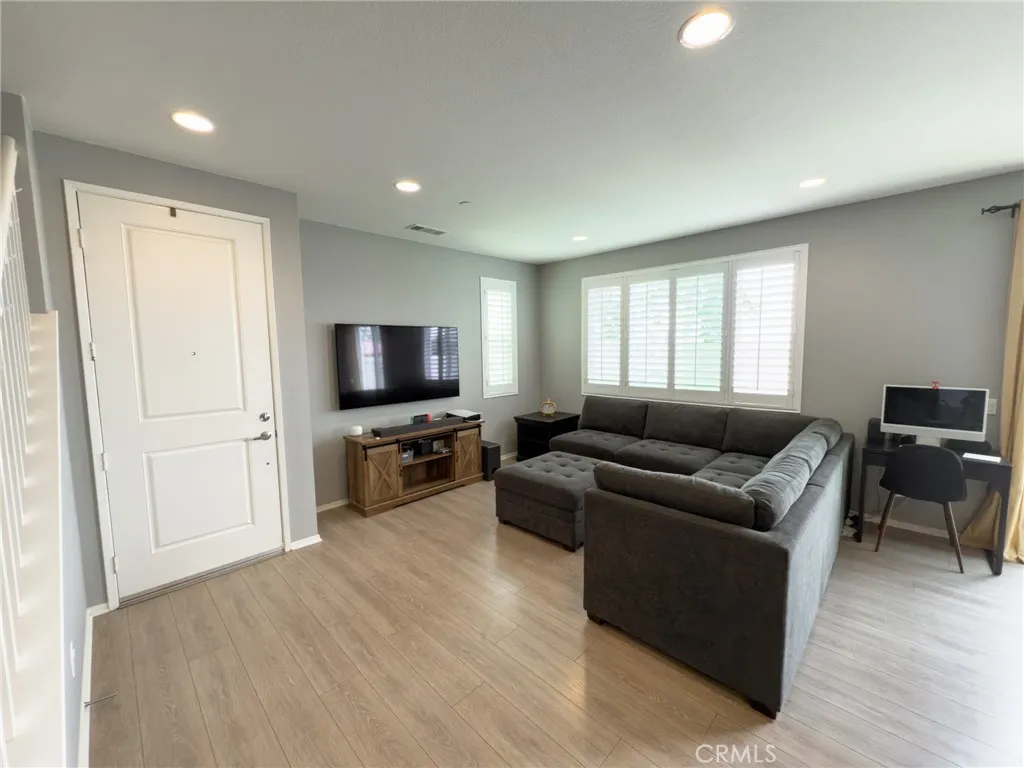 Photo #33: SB25107682 Listing: Photo #33