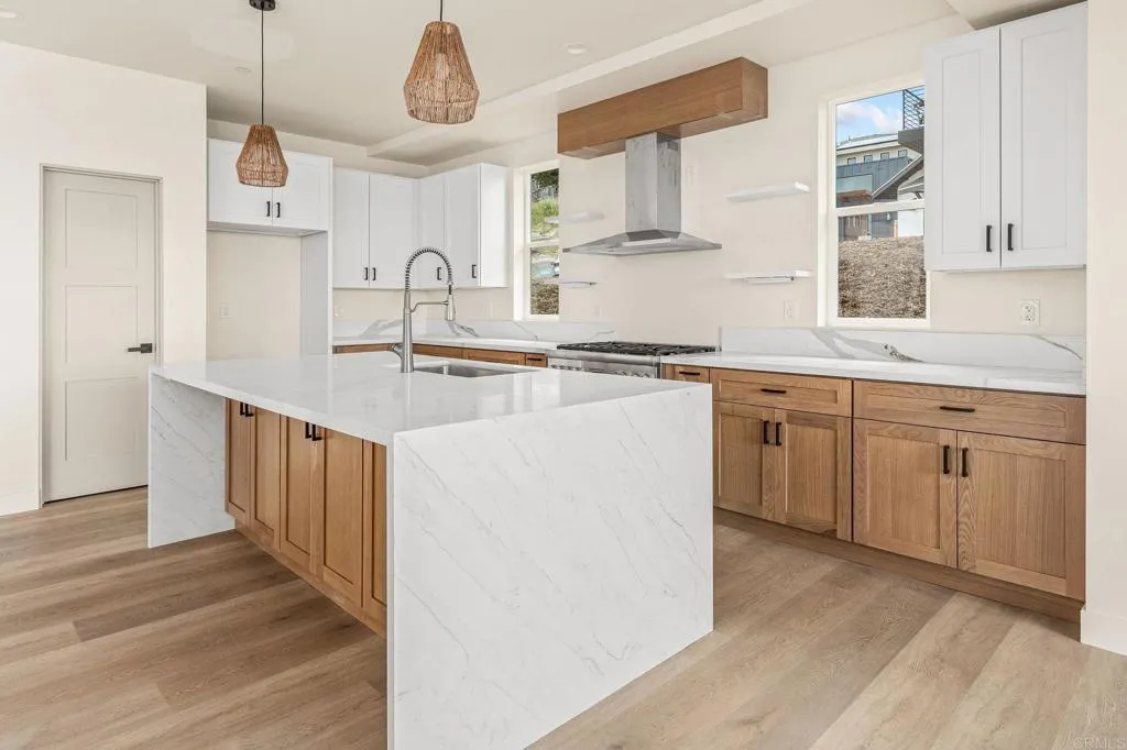 https://cdn.realtyfeed.com/cdn/127/306441635/bbbf8d0aa59681656d98ca3a55a45530.webp