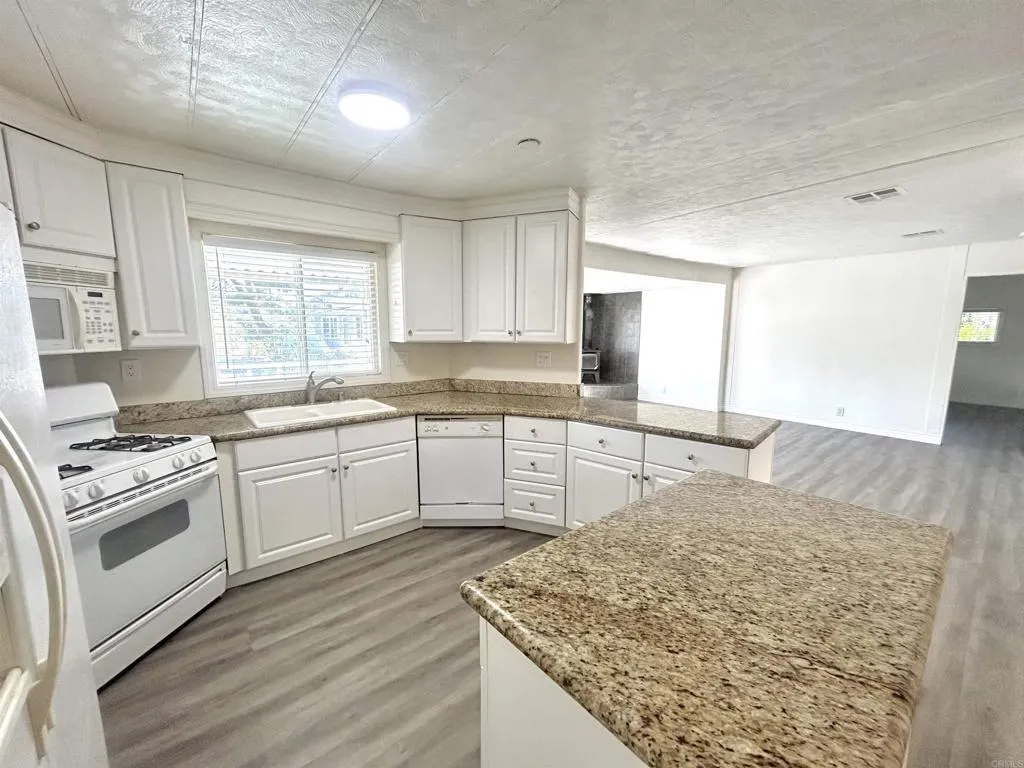 https://cdn.realtyfeed.com/cdn/127/306442305/39774b847b5d6972e7378b39e82ec16a.webp