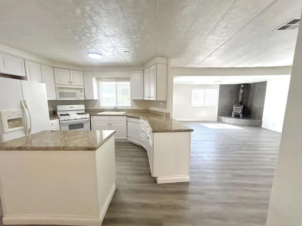 https://cdn.realtyfeed.com/cdn/127/306442305/c06e1e5ca4c7267b2ec0cabd951becf8.webp
